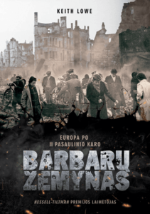 žmonės tarp griuvėsių