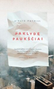 sulamdytas popieriaus lapas virš dangoraižių