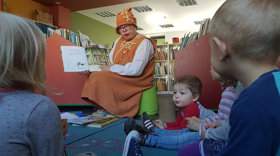 Molinukė skaito su vaikais