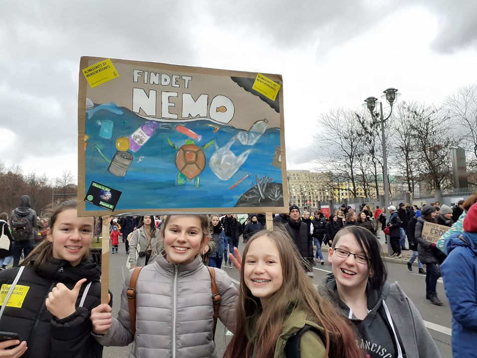 paauglės proteste laiko plakatą