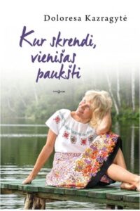Autorė sėdinti ant tilto