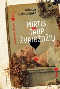 moteris gulinti ant vynų tūzo kortos