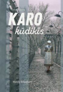 moteris su žiursteliu eina spygliuotų vielų koridoriumi