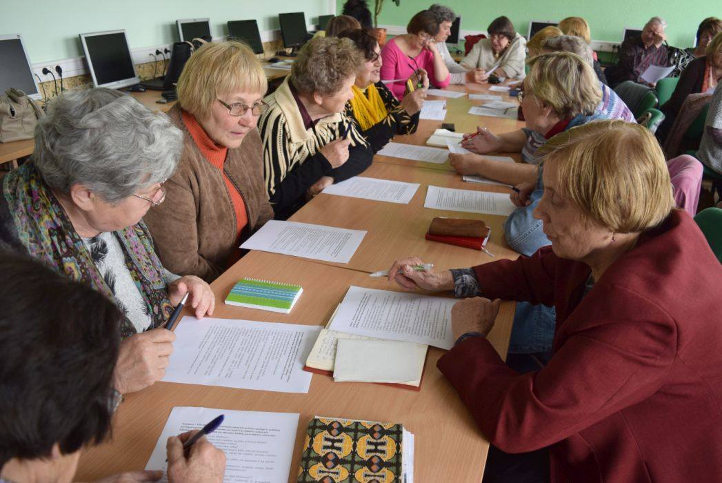 Moterys, sėdinčios aplink stalą