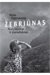 mergaitė žiūri į tolį