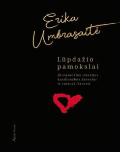 juodame fone raudona širdelė