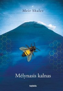 Bitė prieš mėlyną kalną