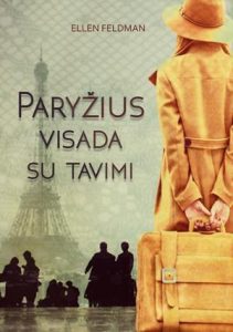 moteris su lagaminu žiūri į Eifelio bokštą
