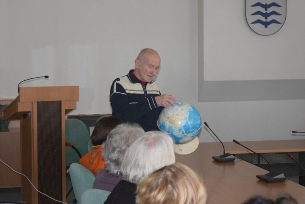 Fotografas J. Danauskas demonstruojantis gaublį