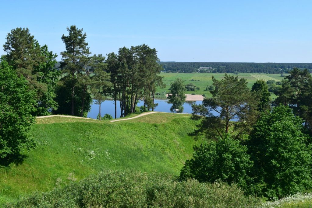 Sudargo piliakalniai, toliau matyti upė
