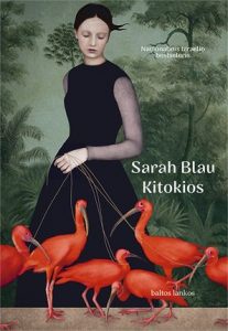moteris su flamingais
