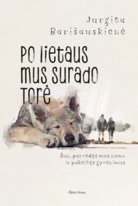 Gulintis šuo ir nueinantys susikibę žmonės