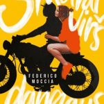 mergina su vaikinu važiuoja motociklu