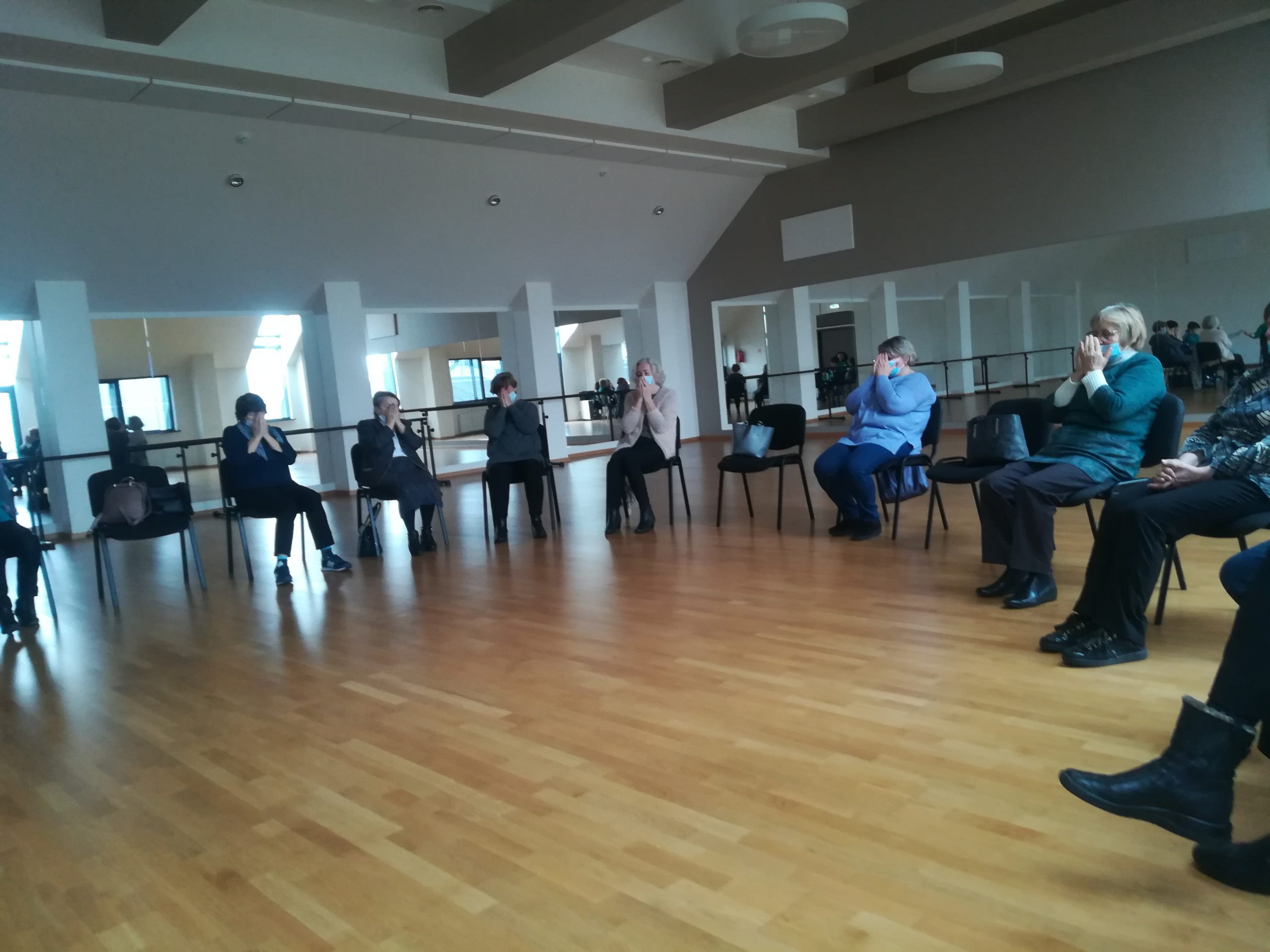 Žmonės susėdę ratu