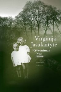 apsikabinusios mergaitės