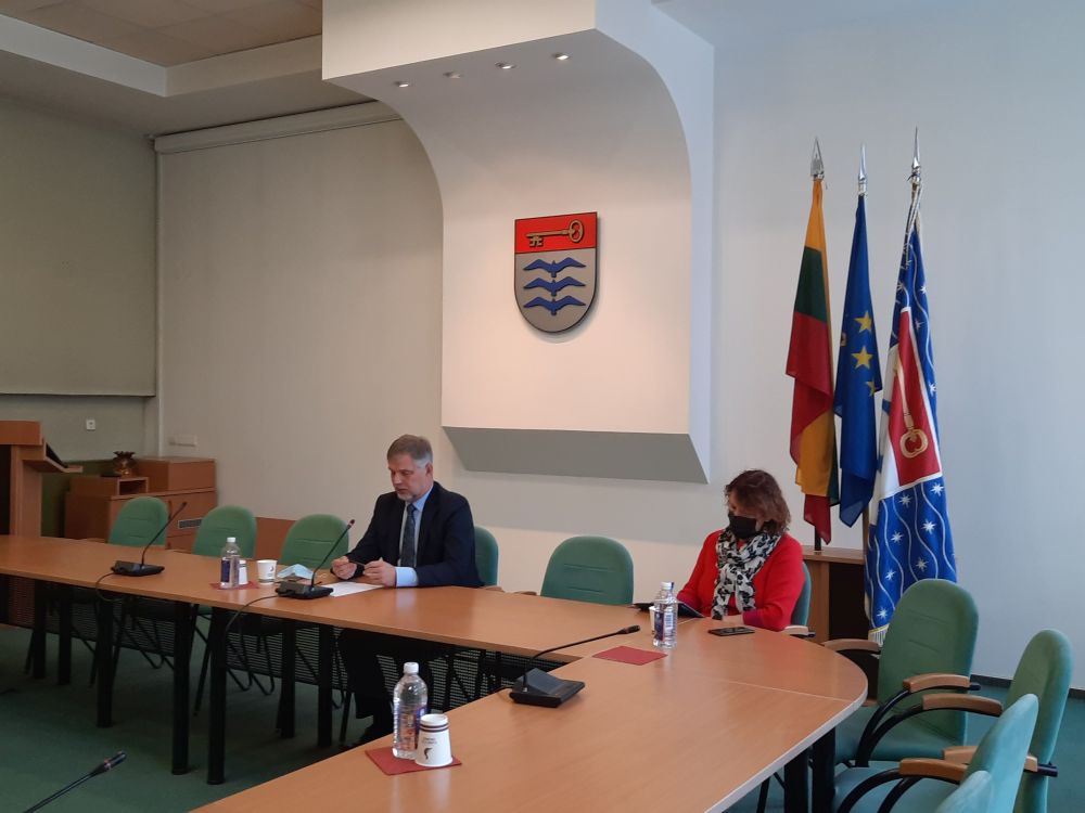 Du žmonės, sėdintys prie stalo