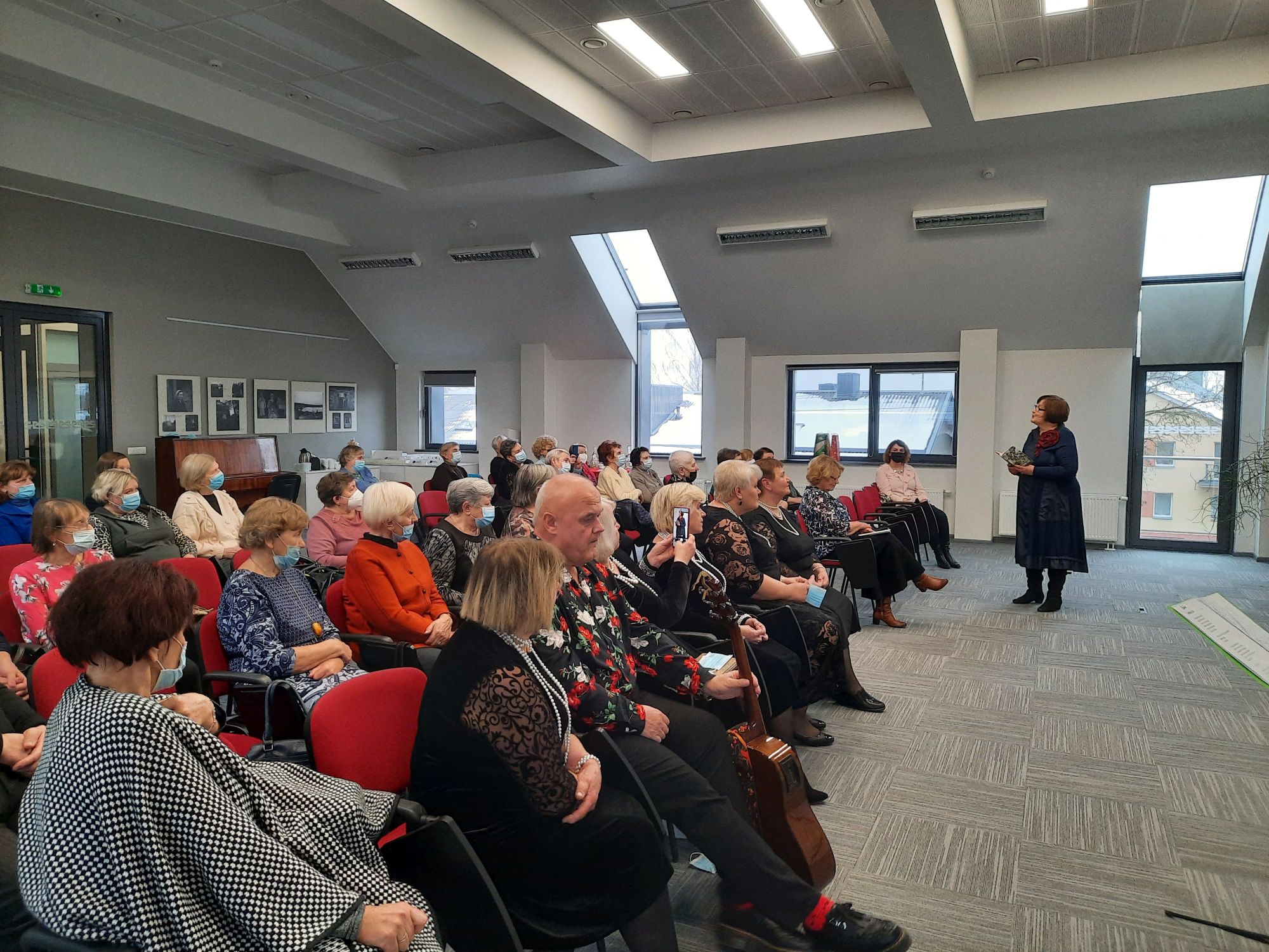 Salėje susėdę žmonės - renginio dalyviai