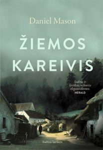 naktį gatve einantis kareivis