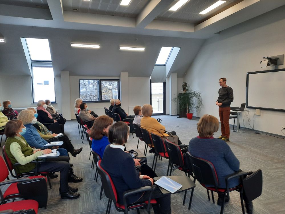 Lektorius, skaitantis paskaitą Molėtų TAU studentams