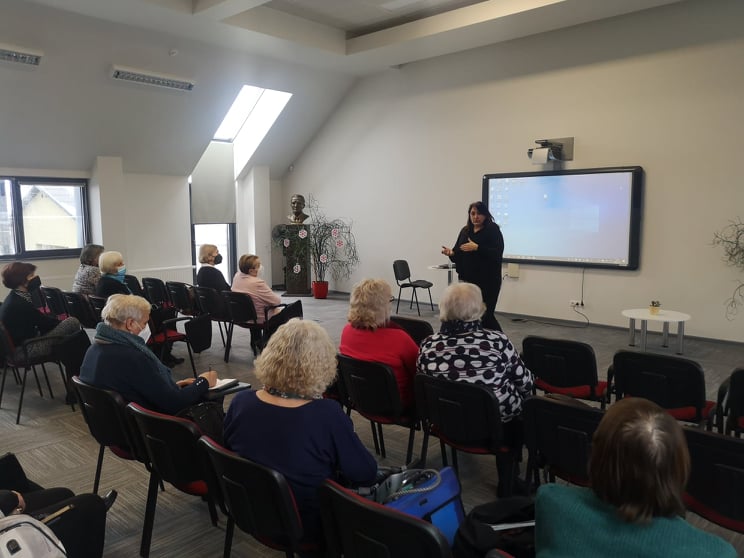 Lektorė, skaitanti paskaitą Molėtų TAU studentams