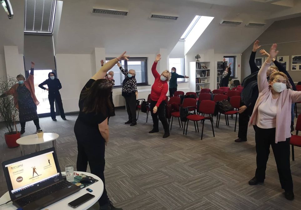 Atliekantys pratimus Molėtų TAU studentai