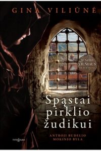 Žmogus su gobtuvu žiūri pro grotuotą pilies langą