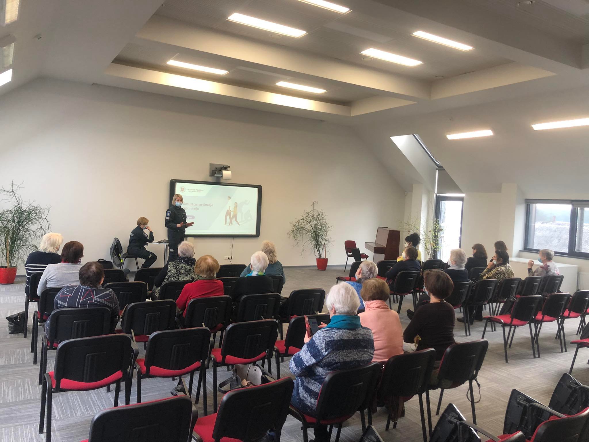 Salėje susėdę paskaitos klausytojai