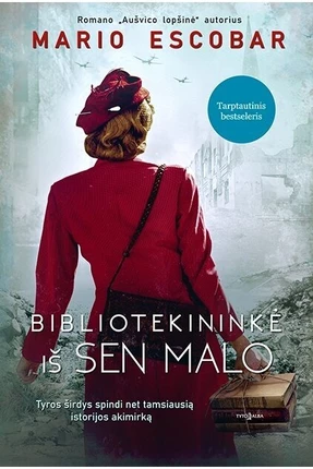 moteris nešanti knygų rišulėlį