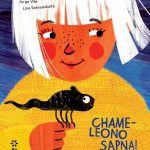 mergaitė laiko chameleoną