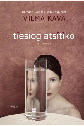 moters atspindys stiklinėje