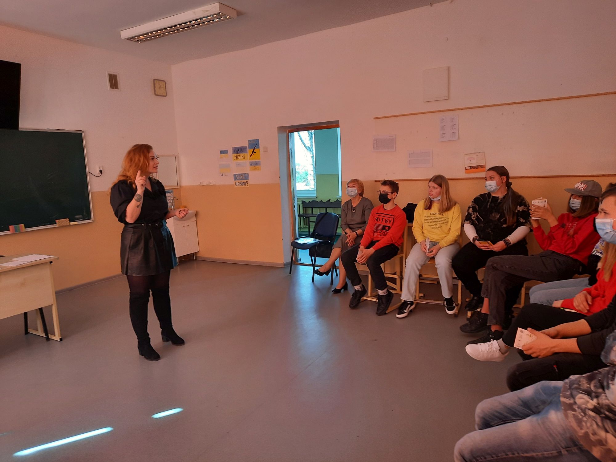 Lektorė, vedanti užsiėmimą mokiniams