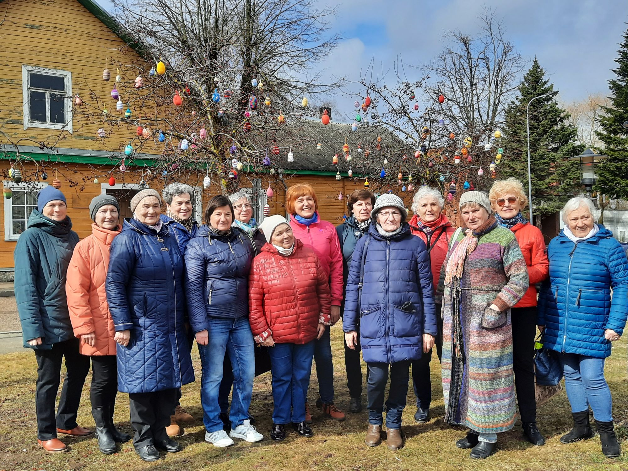 Moėtų TAU dalyvės prie margučiais papuoštų medžių