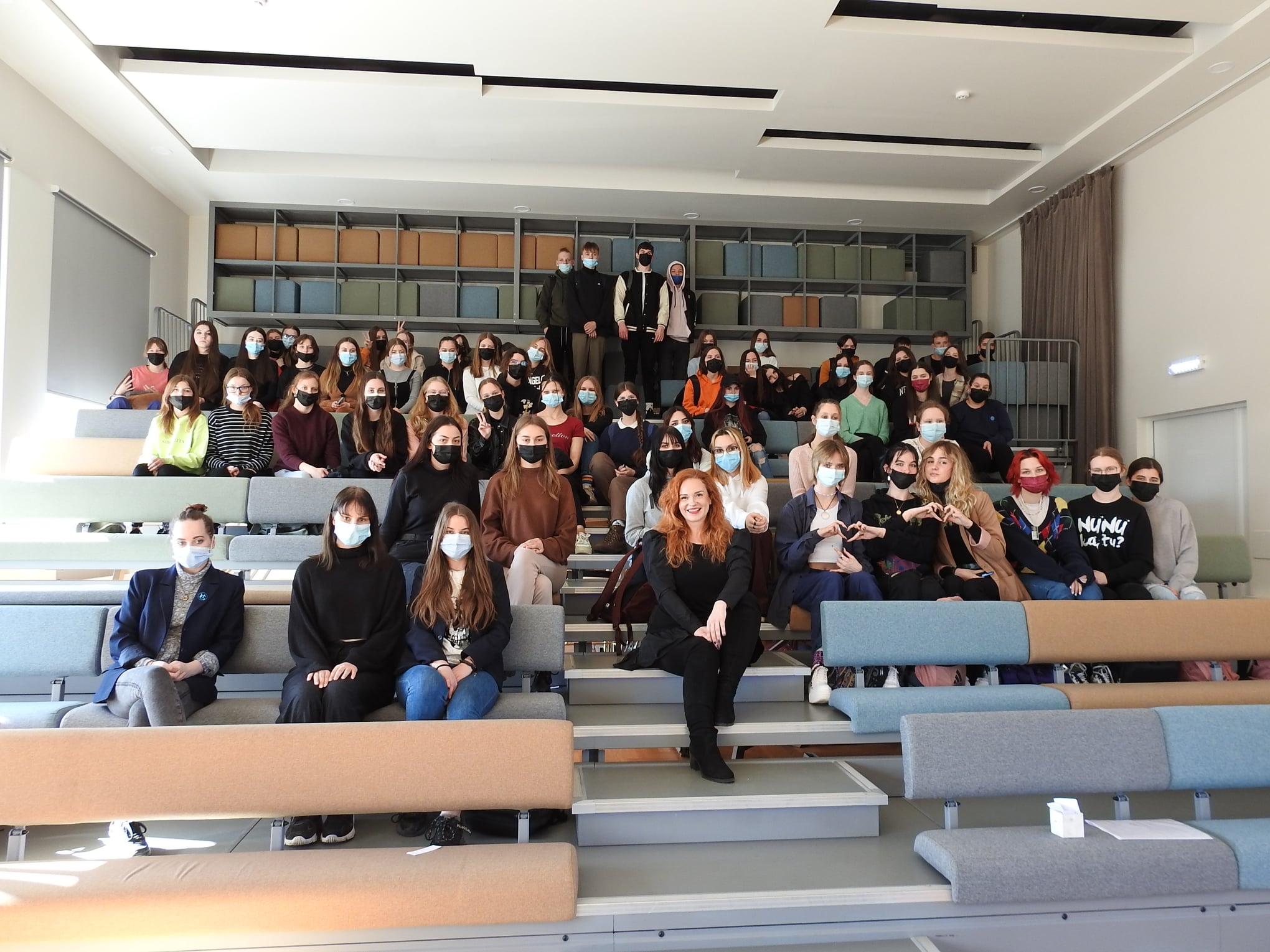 Salėje susėdę mokiniai - renginio dalyviai