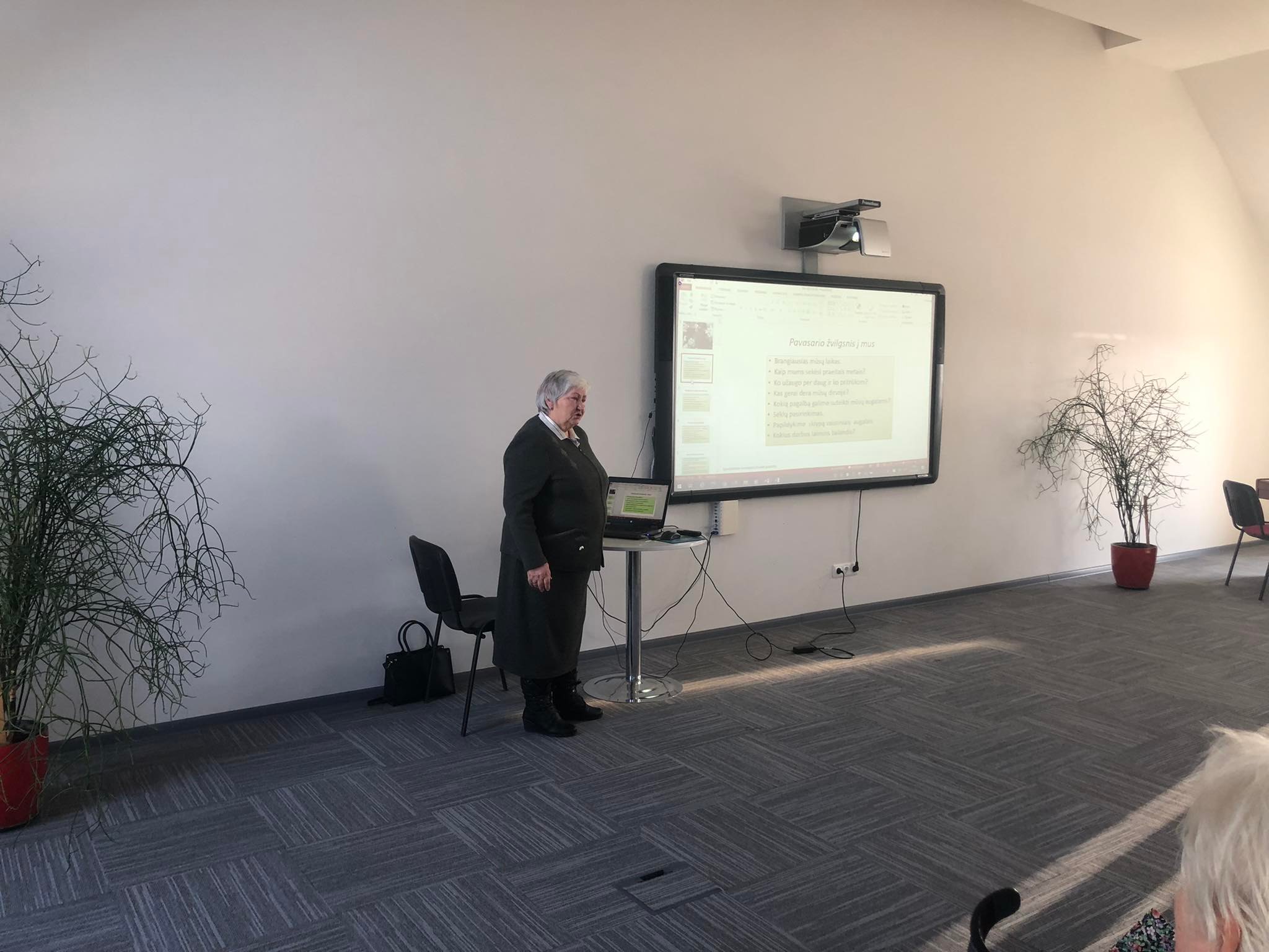 lektorė, skaitanti paskaitą