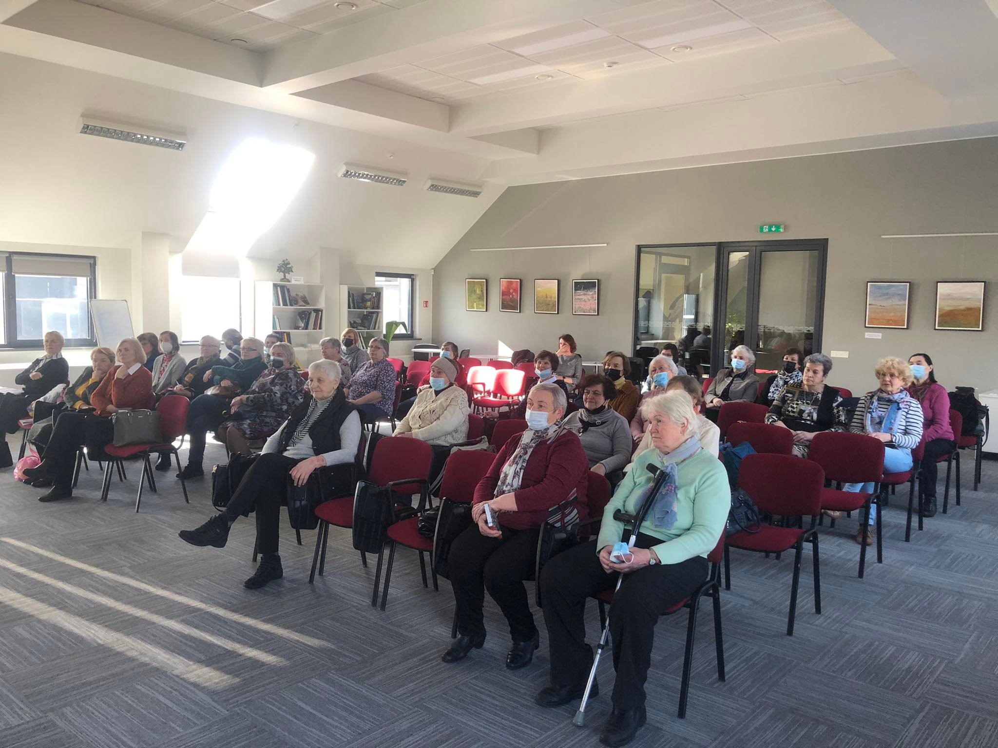 paskaitos dalyviai, sėdintys salėje