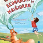 berniukas gaudo maišelį skrendantį vėjyje