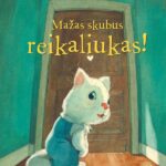 kačiukas sėdi prie durų