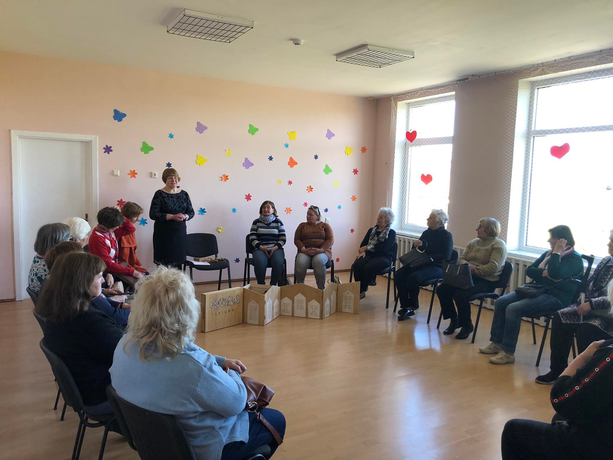 Paskaitos dalyviai, susėdę ratu