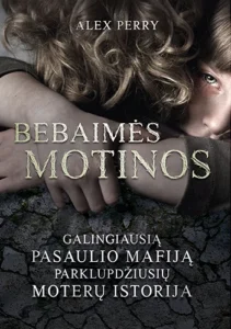 vaikas apkabinęs moterį