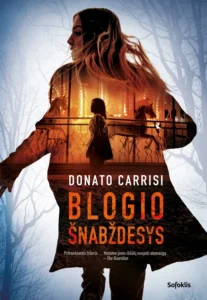mergaitė ir žirgas degančios moters fone