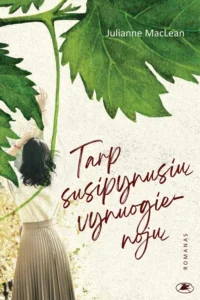 moteris tarp vynuogių lapų