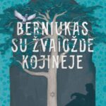 berniukas sėdi prie medžio