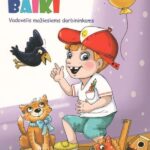 berniukas žaidžia su varna ir katinu