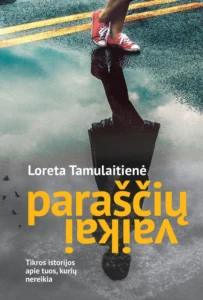 mergaitės su sportiniais bateliais atspindys baloje