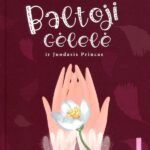 baltą gėlės žiedą laiko delnuose