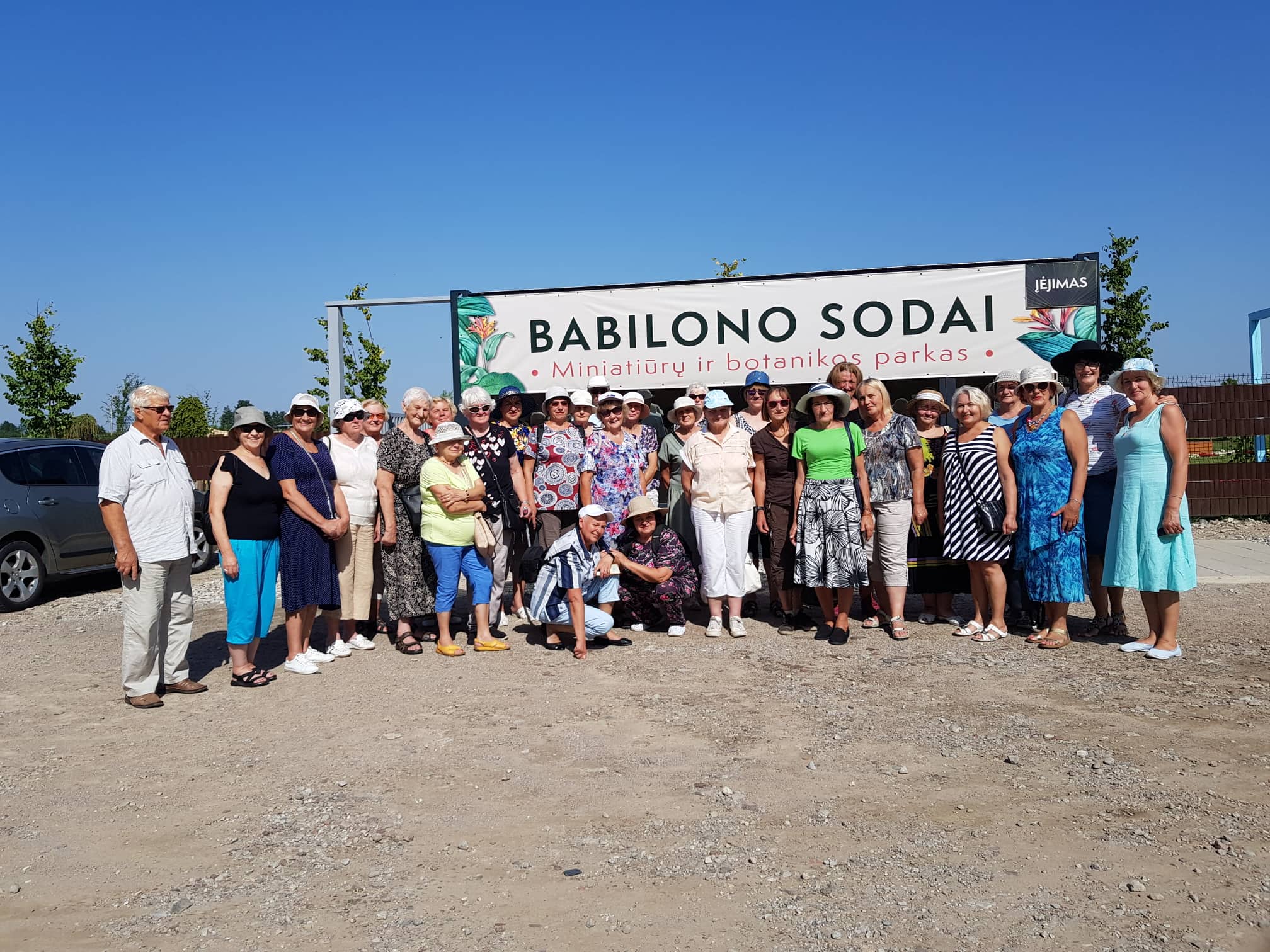 Molėtų TAU studentai prie įėjimo į „Babilono sodus“