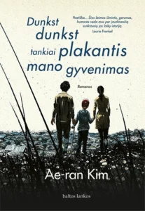 Nueinanti susikibusi rankomis šeima