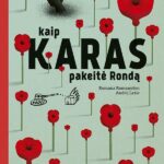 raketa įsmigusi į gėlėtą pievą