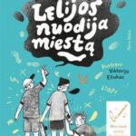 vaikai su riedlentėmis, vienas purškia su flakonėliu į dangų