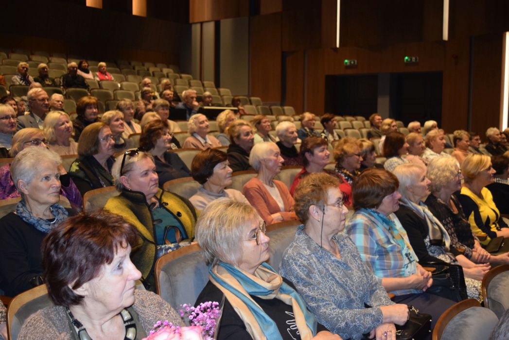 Molėtų TAU studentai, sėdintys salėje